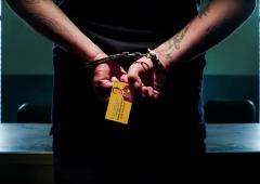 بطاقة سول غودمان في يد أحد السجناء